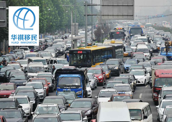 北京某道路交匯處，車輛亂插隊，八車道的路面，像一個雜亂無序的停車場，行人不時從車流中間穿過