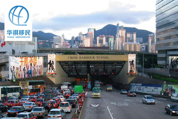 連接港島和九龍的紅勘海底隧道入口，從四車道變為兩車道，也不見車輛亂插隊，堵死在隧道口，車輛都有序通行