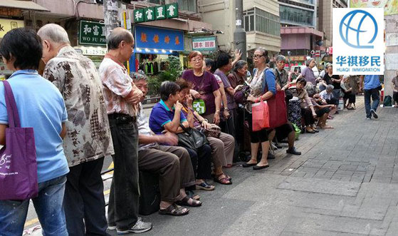 香港社會老齡化嚴重，引進外來勞工和專業人才，成為香港既定政策