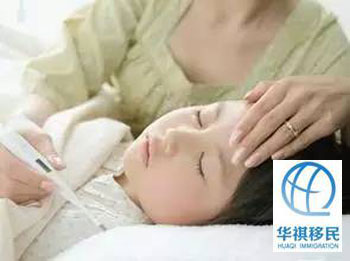 媽媽正在給發燒的孩子量體溫