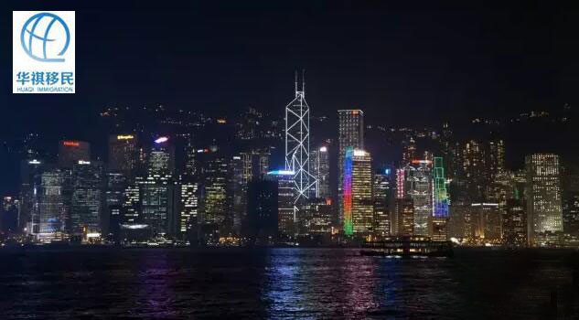 從維港看香港的夜景，五彩斑斕的燈光把高樓大廈裝扮地像舞池中偏偏起舞的美少女，倒映在水中的的五彩燈光，隨著潮水蕩漾，讓人感覺進入了童話世界