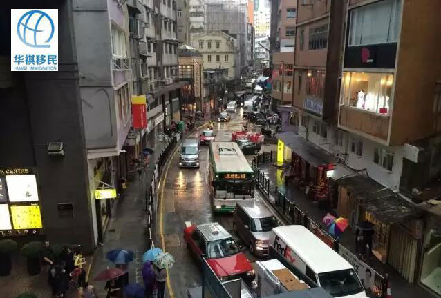 車水馬龍的街道，濃濃的英倫味