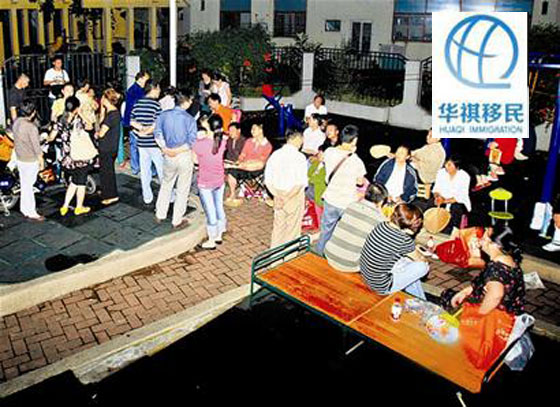 香港的名校幼兒園門前，數百家長通宵排隊，等給孩子報名