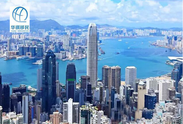 香港維港的海邊，放眼望去到處是高樓大廈，其中租售的房屋占大部分
