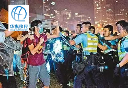 2016年2月9日 - 香港旺角騷亂事件中，很多動手的青年都是襲警行為