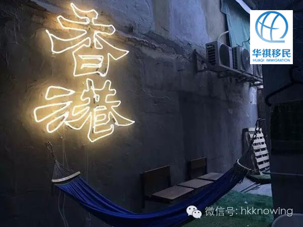 Wontonmeen這家客棧的墻壁上，貼著用LED燈做成“香港”兩個字，特別醒目，又不失情調