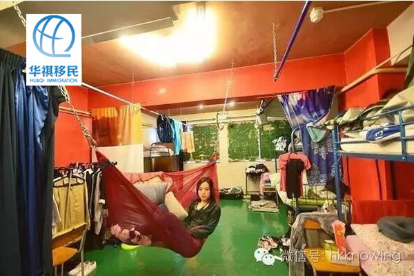 客棧內部的布置，提供十個床位，中間還有一張吊床